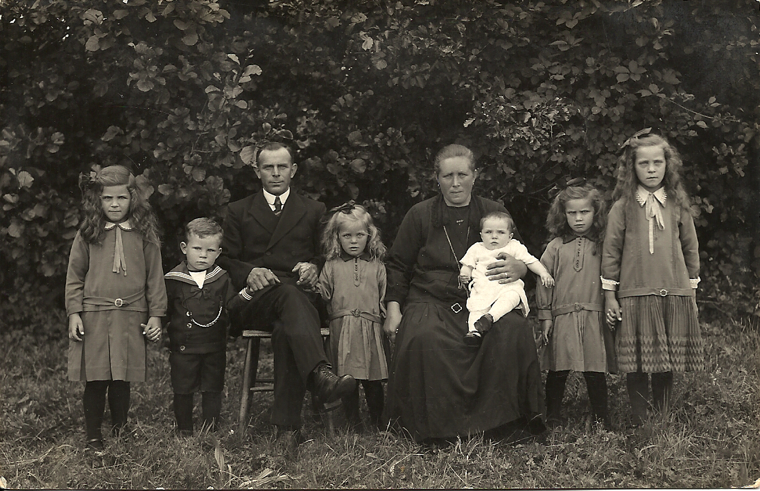 1932_van_de_wal_family.jpeg