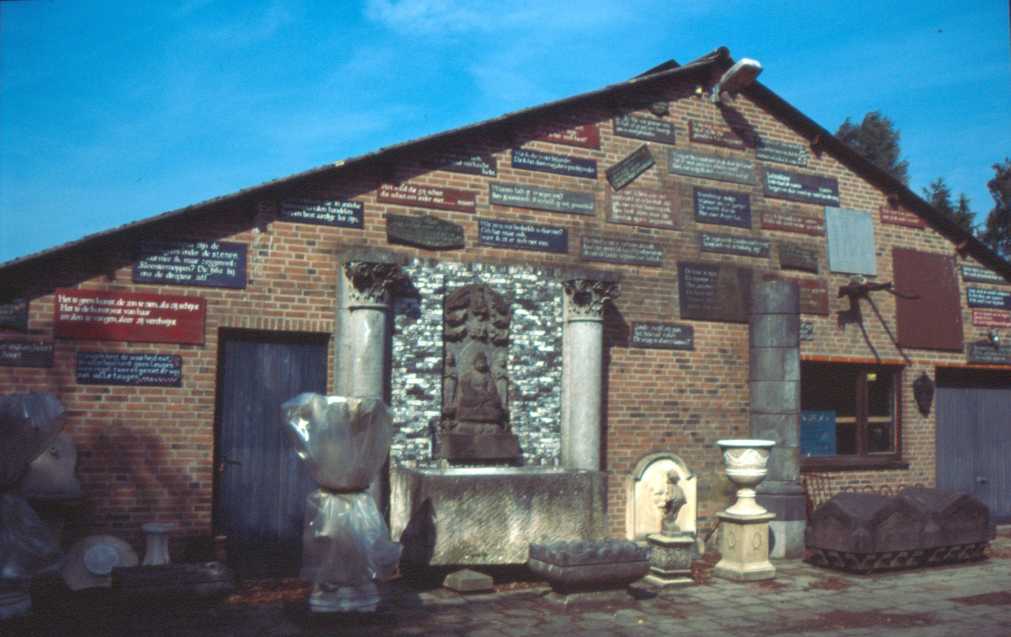 Klik voor foto in apart venster 1940-07-06_fons_vdwal_spreuken_schuur_2003-01.jpg