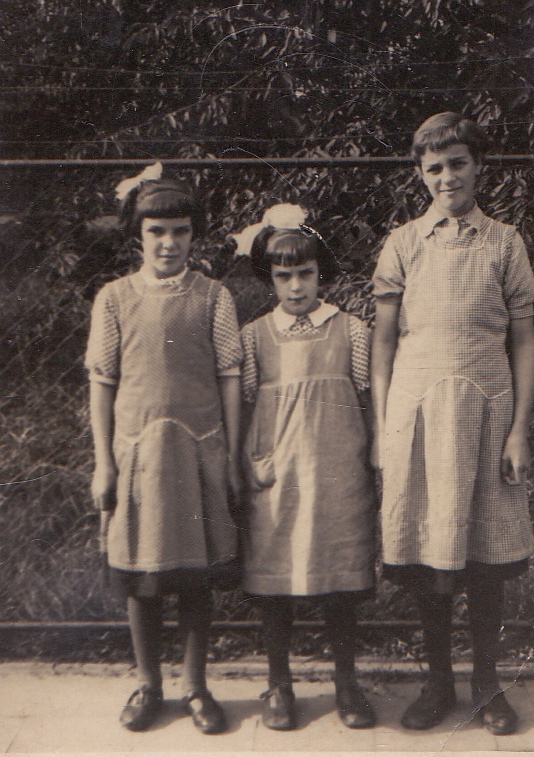 Klik voor foto in apart venster 1940_s_van_de_wal_mom_riky_nellie.jpg