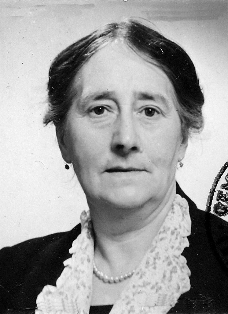 Klik voor foto in apart venster clara_theunissen_pasfoto.jpg