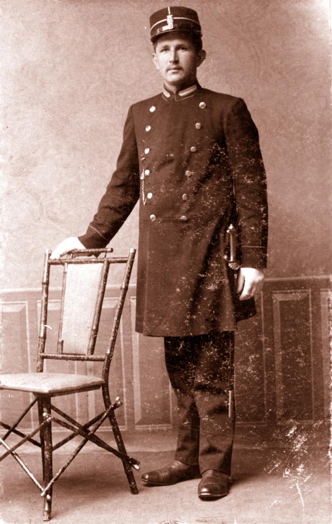 Klik voor foto in apart venster hendrikus_vdw_in_unif.jpg