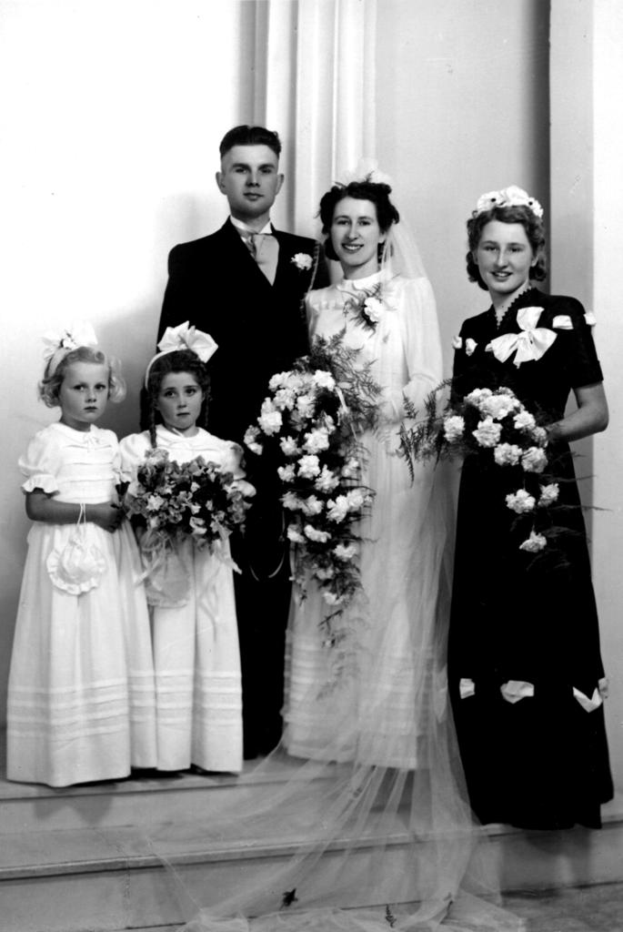 Klik voor foto in apart venster marietje-rinus_t_foto_11-12-1947.jpg