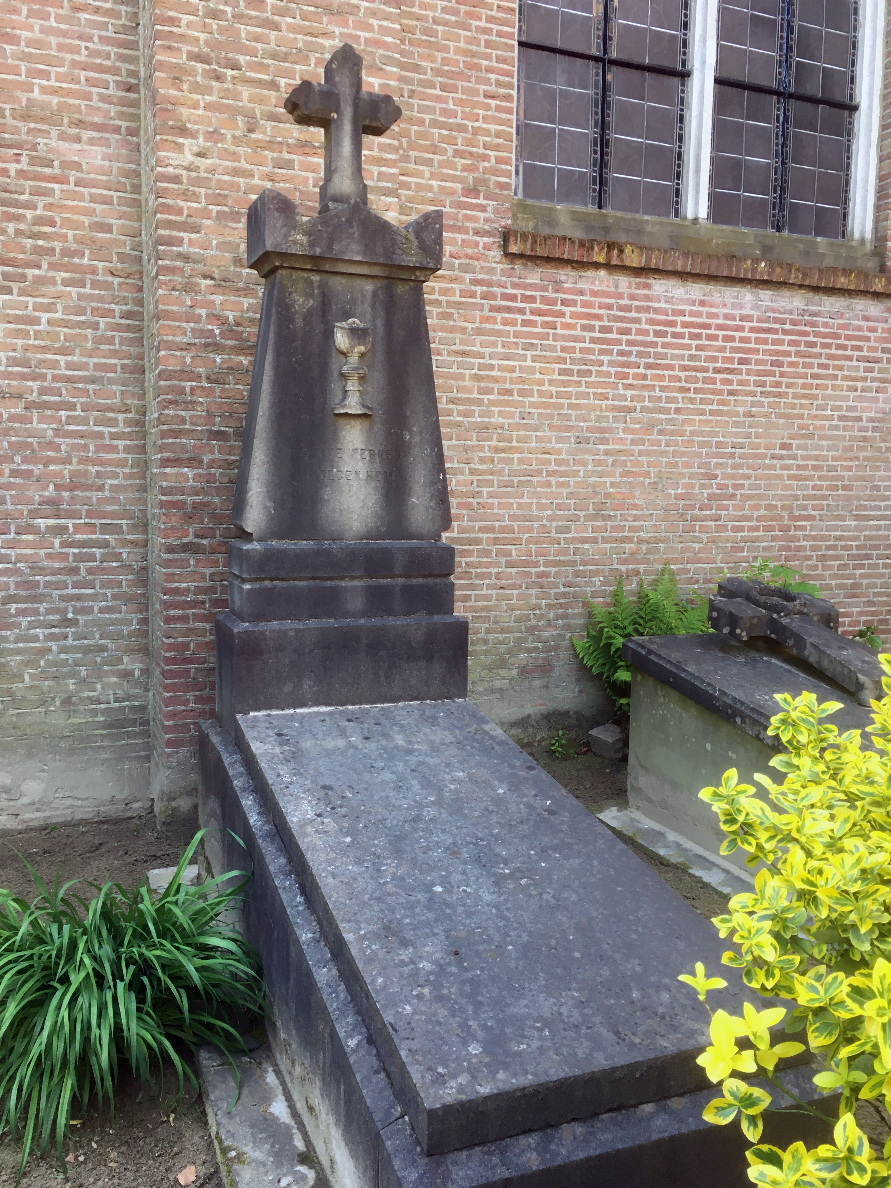 Klik voor foto in apart venster peter_vdwal-pastoor-graf_udenhout_2021.jpg